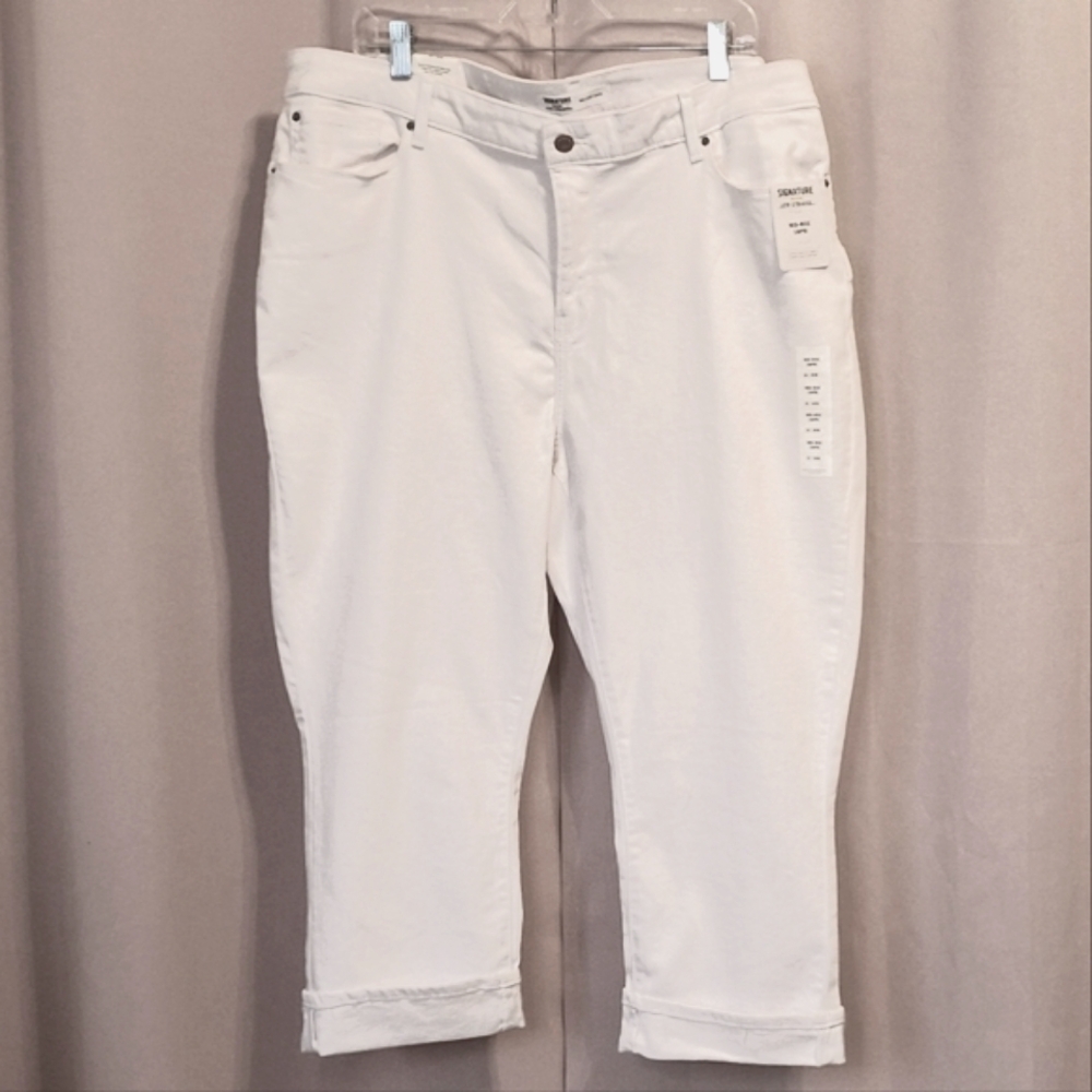 NWT Levis Strauss Signature Women Capri Jeans Mid Rise White Size 22